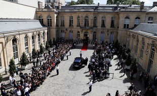 Les journalistes et les collaborateurs du Premier ministre ont longuement patienté dans la cour de Matignon.