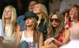 Les femmes des joueurs anglais durant la Coupe du monde 2006, au premier rang desquels Cheryl Cole et Victoria Beckham, le 15 juin 2006