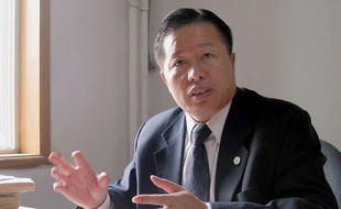 La Chine a remis en prison pour trois ans l'avocat Gao Zhisheng, l'un de ses dissidents les plus connus, car il a "violé les règles de sa mise en liberté conditionnelle", a annoncé vendredi l'agence Chine nouvelle.