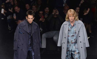 Dereck Zoolander (Ben Stiller, G) et Hansel McDonald (Owen Wilson), lors du défilé Valentino lors de la Fashion Week à Paris, le 10 mars 2015.