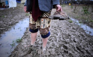 Plusieurs milliers de personnes se sont rassemblées samedi, dans une ambiance bon enfant en dépit de la boue et des difficultés d'organisation, sur la zone du futur aéroport de Notre-Dame-des-Landes pour assister au "FestiZad" - des concerts rap, reggae et punk organisés jusqu'à dimanche en soutien aux opposants au projet.
