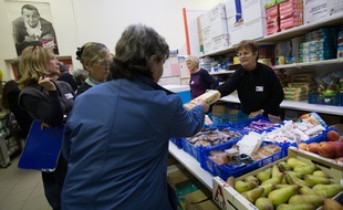 Distribution de nourriture dans un centre d'accueil des Restos du cœur à Pessac (Gironde)