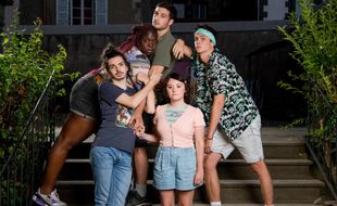 Deborah Lukumuena (Max), Constantin Vidal (Marvin), Louis Peres (Simon), Laurena Thellier (Estelle) et Leo Grele (Hippolyte) dans la série « Mental ».