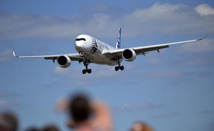 Un Airbus A350-900 durant un vol de démonstration à Farnborough, dans le Hampshire, en Angleterre, le 14 juillet 2014