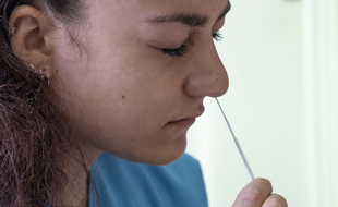 Les Françaises et Français non-vaccinés seront-ils nombreux à obtenir leur pass sanitaire grâce à un autotest réalisé sous la supervision d'un professionnel de santé?