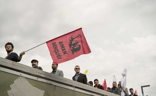 Des manifestants arrivent à la station de métro Bakirkoy à Istanbul ce lundi 1er mai.
