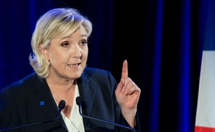 Marine Le Pen nie avoir salarié fictivement un assistant parlementaire