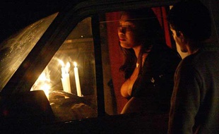 Une prostituée discute avec un client potentiel à travers la vitre de son van, en octobre 2002 dans le bois de Vincennes (12e).