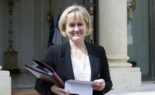 Nadine Morano montre aux journalistes son étiquette dédicacée par Nicolas Sarkoy à la sortie du dernier conseil des ministres du gouvernement Fillon le 9 mai 2012.