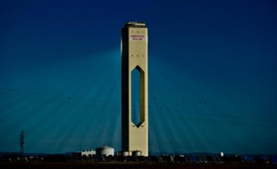 Une centrale solaire de l'Espagnol Abengoa à Sanlucar La Mayor, en Andalousie, le 27 novembre 2015