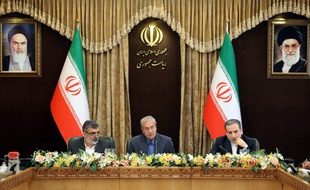 Une conférence de presse réunissait Behrouz Kamalvandi, le porte-parole du gouvernement Ali Rabiei, et le ministre des Affaires étrangères Abbas Araghchi, le 7 juillet 2019 pour déclarer la reprise de la fabrication de l'uranium enrichi.