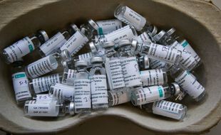 Des flacons vides de vaccin d'AstraZeneca contre le Covid-19.
