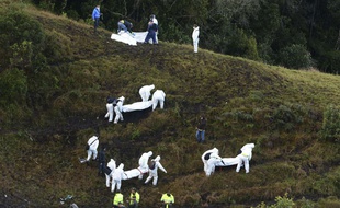 Les secours évacuent les corps sans vie des passagers du vol qui s'est écrasé près de Medellin.