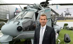 Le PDG d'Airbus Helicopters, Guillaume Faury, pose près d'un hélicoptère militaire Caracal H225M à Kielce, en Pologne, le 2 septembre 2015