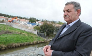 Le maire de La Faute-sur-Mer René Marratier assiste aux premières destructions des zones noires, le 30 mars 2011.