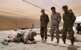 Leurs fusils sont en bois, mais leur entraînement est très sérieux: dans le nord de l'Afghanistan, des soldats afghans apprennent à traquer les talibans et leurs bombes, des gestes pour eux essentiels, l'Otan s'apprêtant à leur confier les clés de leur pays.