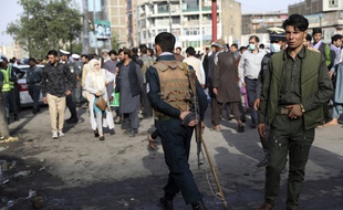 Des agents inspectent un site où a lieu l'explosion d'une bombe meurtrière à Kaboul, en Afghanistan, le mardi 13 juillet 2021.