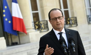 Le président François Hollande le 26 juin 2015 dans la cour de l'Elysée à Paris