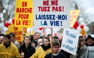 Entre 120 et 200 personnes, selon les sources, ont manifesté samedi devant l'hôpital Tenon à Paris pour défendre le droit à l'avortement en réaction à une manifestation d'opposants à l'IVG au nombre de 80, ont indiqué la police et les organisateurs.