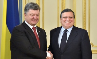 Le président ukrainien Petro Poroshenko (G) serre la main du président de la Commission européenne, Jose Manuel Barroso, à Kiev le 12 septembre 2014. AFP PHOTO/ SERGEI SUPINSKY
