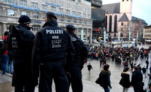 Des policiers près de la gare de Cologne, le 16 janvier 2016 en Allemagne, où des femmes ont été agressées par des hommes en bandes pendant la nuit du Nouvel An.