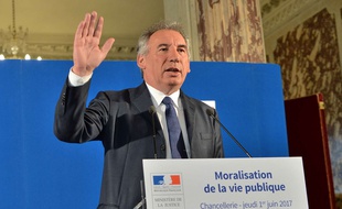 François Bayrou, garde des Sceaux, veut mettre le holà à certains dérives qui nuisent à la confiance des citoyens en leurs élus.