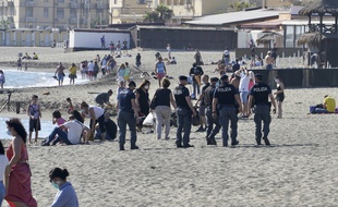 Des policiers italiens patrouillent sur la plage d'Ostie, près de Rome, le 24 mai.
