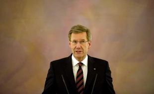 Le président allemand Christian Wulff, empêtré dans une affaire de prêt privé, était de nouveau sous pression lundi, la presse l'accusant d'avoir tenté d'empêcher la publication d'informations.