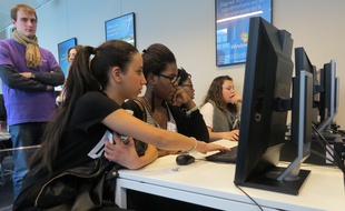 Des élèves du collège Valmy dans le 10e arrondissement apprennent à Microsoft le langage informatique