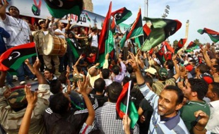 Des Libyens célèbrent la mort de Mouammar Kadhafi à Tripoli, la capitale de la Libye, le 20 ocotbre 2011.