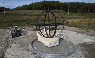 La sculpture apparue sur le site de Sivens quelques jours avant le premier anniversaire de la mort de Rémi Fraisse.