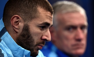 Karim Benzema et Didier Deschamps en mars 2015 au Stade de France.