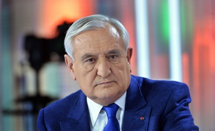 Jean-Pierre Raffarin, senateur de la Vienne repond aux questions de Caroline Roux sur France 5 dans l'emission C Politique. Paris, FRANCE - 18/01/2015/IBO_IBOA.009/Credit:IBO/SIPA/1501190841