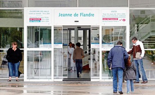 Au moins sept enfants sont hospitalisés au service pédiatrie de l'hôpital Jeanne de Flandre après avoir mangé des steaks hachés infectés par la bactérie E Coli. La viande de la marque Steak Country fabriqué par la société SEB et distribuée par le discounter Lidl. Lille, le 16 juin 2011.