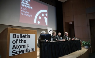 Les scientifiques du Bulletin of the Atomic Scientists lors d'une conférence de presse à Washington le 22 janvier 2015, après que l'horloge de l'Apocalypse a été avancée de deux minutes.