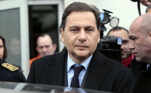 Le ministre de l'Industrie Eric Besson a confirmé lundi qu'il existait "plusieurs repreneurs possibles" pour la raffinerie Petroplus de Petit-Couronne, près de Rouen, qui a été placée en redressement judiciaire mercredi.