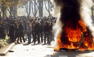 Une voiture brûle lors d'affrontements entre des jeunes et les forces de l'ordre à Nanterre, le 18 octobre 2010.