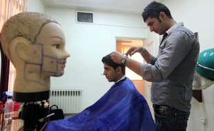 Un Iranien se fait couper les cheveux à Téhéran le 5 juillet 2010.