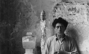 A. Giacometti dans l'atelier.