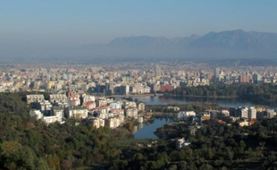 Vue panoramique de Tirana, recouverte d'une couche de pollution, le 12 novembre 2015/