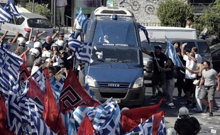 Des militants du parti néonazi grec Aube dorée devant la cour d'appel d'Athènes le 4 juillet 2014