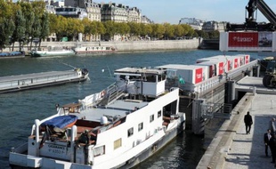 Franprix approvisionne 80 de ses 350 magasins parisiens par voie fluviale depuis fin août, une première dans la distribution alimentaire en Europe qui pourrait être étendue à d'autres enseignes du groupe Casino et à d'autres villes, ont indiqué lundi les responsables de l'opération.