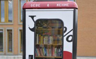 Une cabine téléphonique recyclée en bibliothèque.