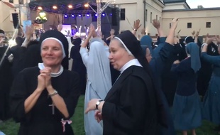 Des soeurs en plein concert religieux.