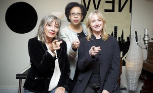Trois anciennes clodettes, Anne Lafitte (g), Lydia Ketty Naval (c) et Nadine Ligeron, alias Prisca, posent dans le studio d'enregistrement Claudia Sound à Aubervilliers.