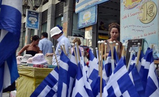 Un magasin de souvenirs à Athènes, le 22 août 2014