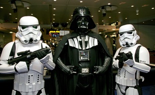 Les personnages stormtrooper et Dark Vador lors d'un événement commercial au Casino du café de Paris, à Monaco le 29 juillet 2005