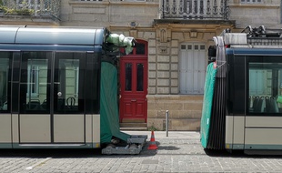 Plusieurs rames restées bloquées sur la ligne C à Bordeaux, ont dû être découpées pour être acheminées vers le centre de maintenance.