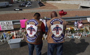 Des hommes prient devant le mémorial des victimes de la fusillade d'El Paso.