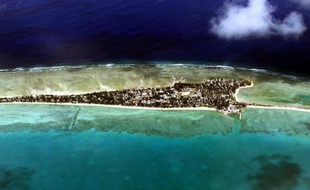 Les Kiribati, archipel du Pacifique menacé par la montée des eaux provoquée par la hausse du thermomètre mondial, est "un pays en voie de disparition", témoigne l'écrivain globe-trotteur Julien Blanc-Gras dans un récit de voyage où il décrit "la face humaine du changement climatique".